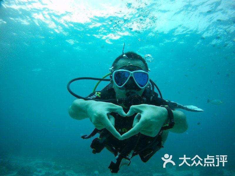 男生眼神时不时落在一个女生身上,有时又害羞不敢看她,为什么?-全方位有问必答平台